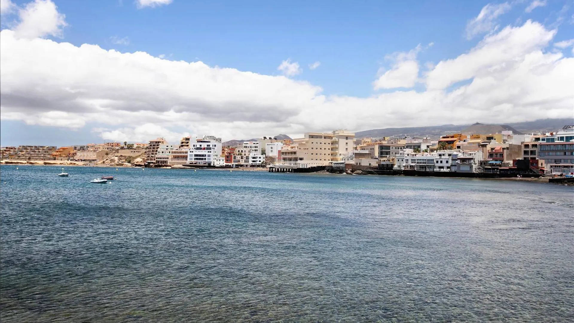 Residencial En El Medanoアパートメント